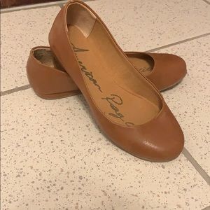 Camel round-toe flats